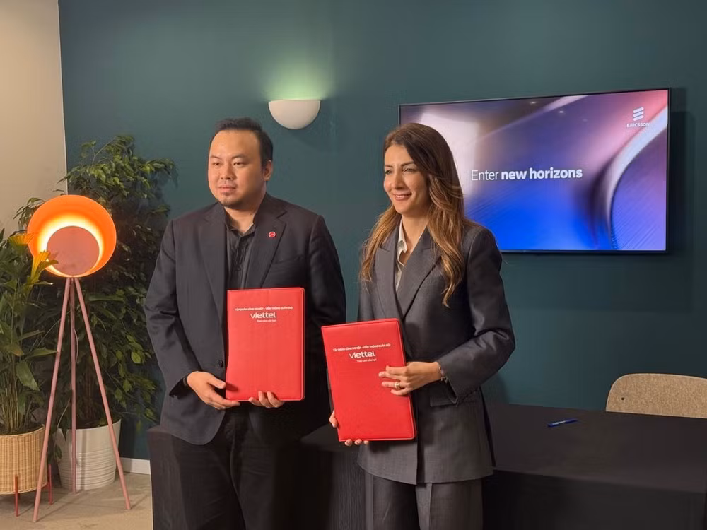 Bà Rita Mokbel, Chủ tịch Ericsson Việt Nam, và ông Lê Quang Hiếu, Phó Tổng giám đốc, Viettel Networks tại buổi lễ ký kết.