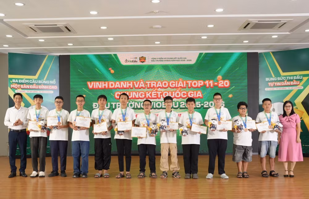 cac-ban-thi-sinh-dat-top-11-20-toan-quoc-duoc-vinh-danh-tai-diem-cau-mien-trung.jpg