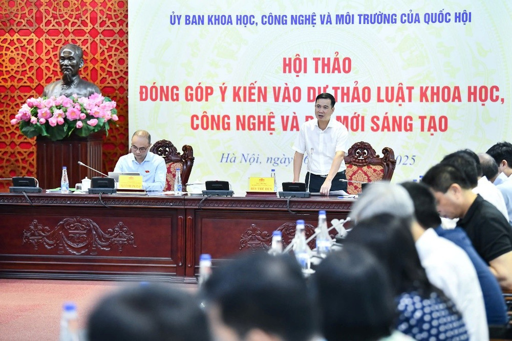 Phó Chủ nhiệm Ủy ban Khoa học, Công nghệ và Môi trường Nguyễn Phương Tuấn và Thứ trưởng Khoa học và Công nghệ Bùi Thế Duy đồng chủ trì Hội thảo.