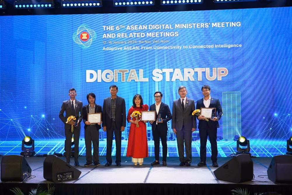 Đại diện công ty MedCAT (áo đỏ) nhận Giải Vàng hạng mục khởi nghiệp.