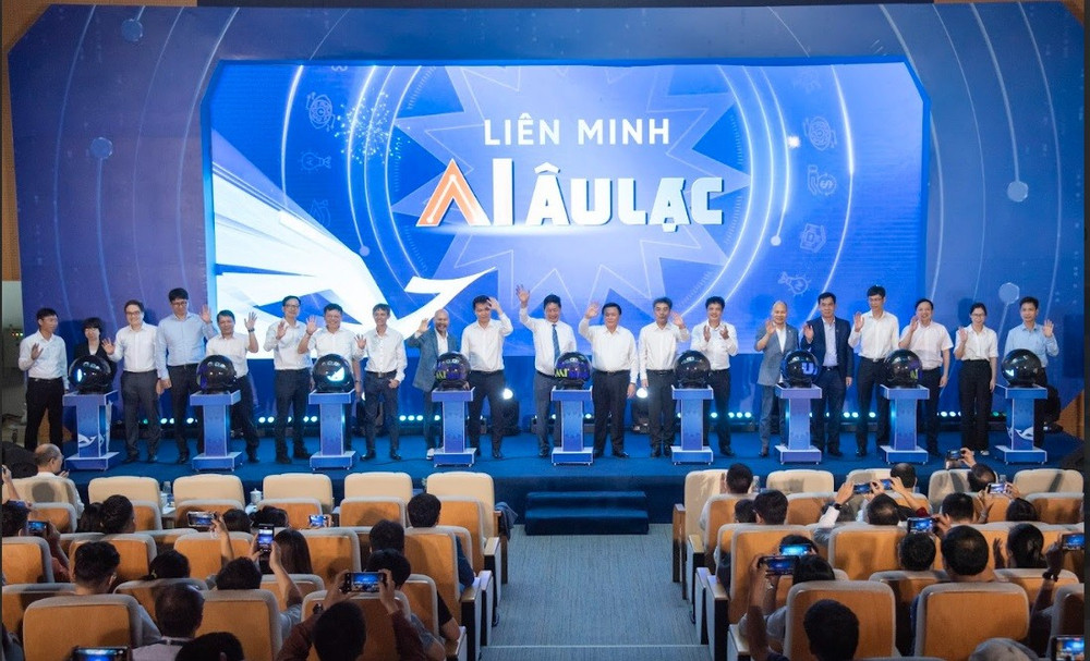 Các thành viên bấm nút ra mắt Liên minh AI Âu Lạc.