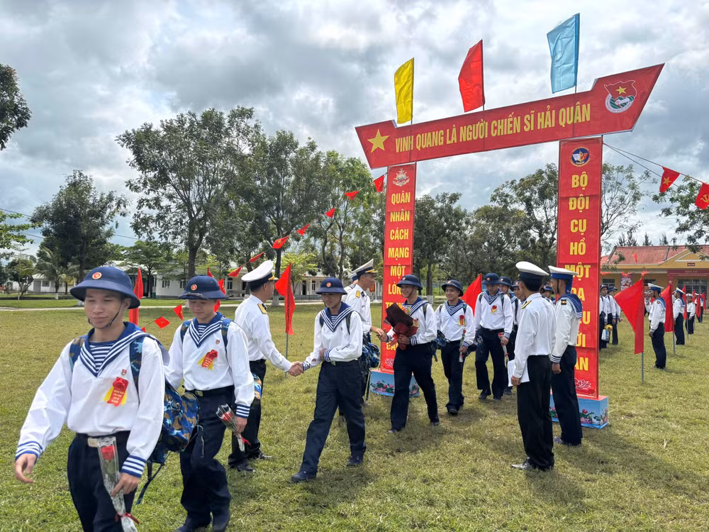 Cán bộ Vùng 3 Hải quân đón chiến sĩ mới về đơn vị.