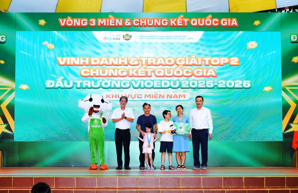 btc-trao-giai-2-toan-quoc-cho-thi-sinh-tai-diem-thi-thanh-pho-hcm.jpg