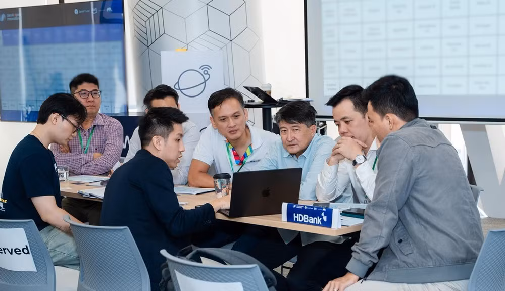 Một startup đang trình bày các giải pháp sáng tạo nhằm giải quyết những bài toán thực tế của doanh nghiệp.
