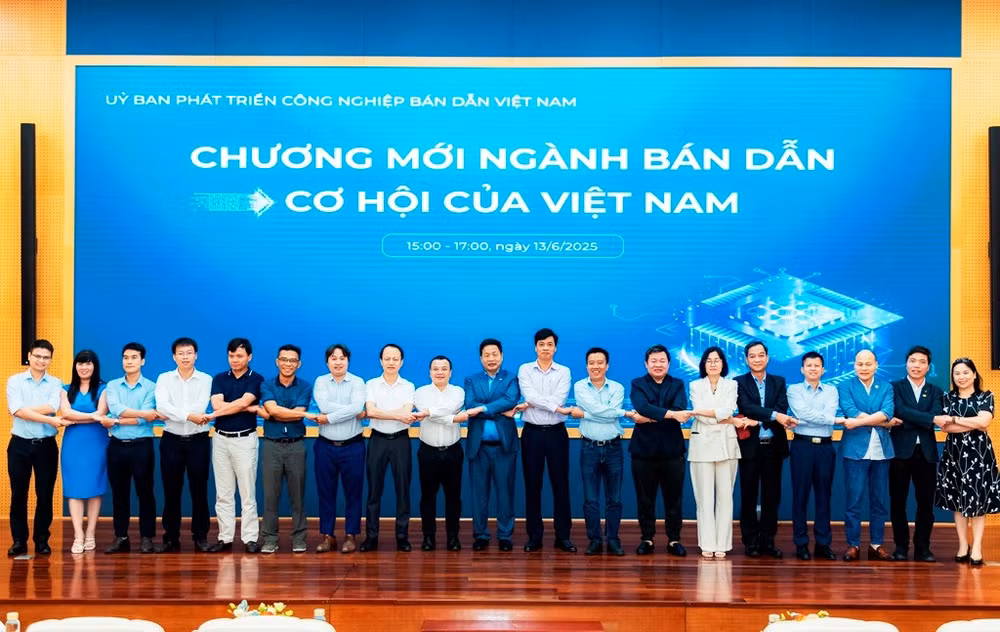 Thành viên Ủy ban Phát triển công nghiệp bán dẫn.