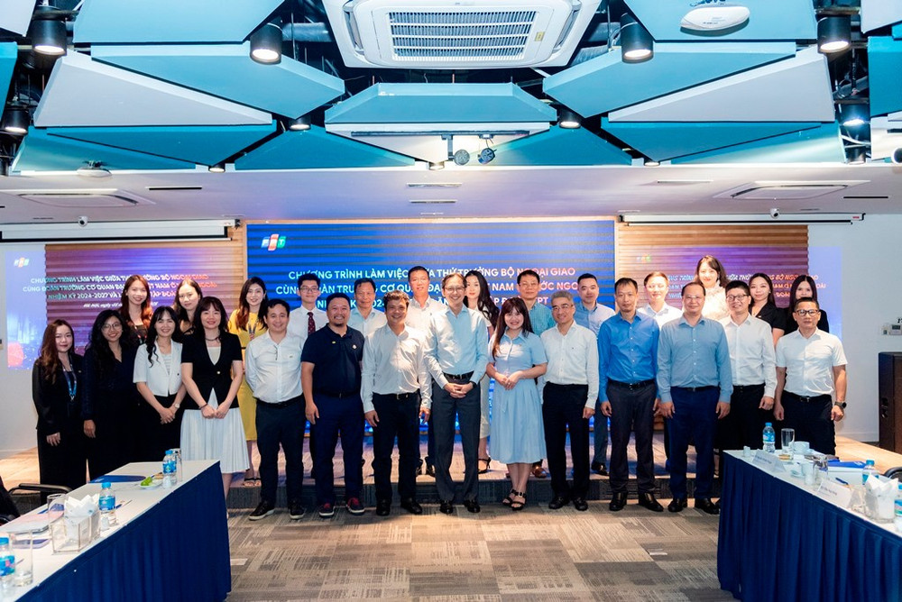 Đoàn Trưởng Cơ quan đại diện Việt Nam ở nước ngoài nhiệm kỳ 2024-2027 và đại diện các đơn vị thuộc Bộ Ngoại giao tại buổi làm việc với lãnh đạo Tập đoàn FPT. fpt-ai-0606-3.jpg