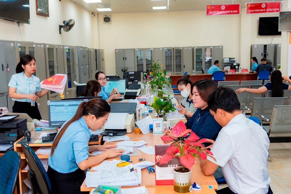 Tỉnh Quảng Ninh đã chính thức vận hành mô hình chính quyền địa phương 2 cấp (tỉnh–xã) trong ngày đầu tiên của tiến trình cải cách hành chính quốc gia. mo-hinh-quan-tri-moi-tai-quang-ninh-ung-dung-cong-nghe-de-nang-cao-chat-luong-phuc-vu-nguoi-dan-1.jpg
