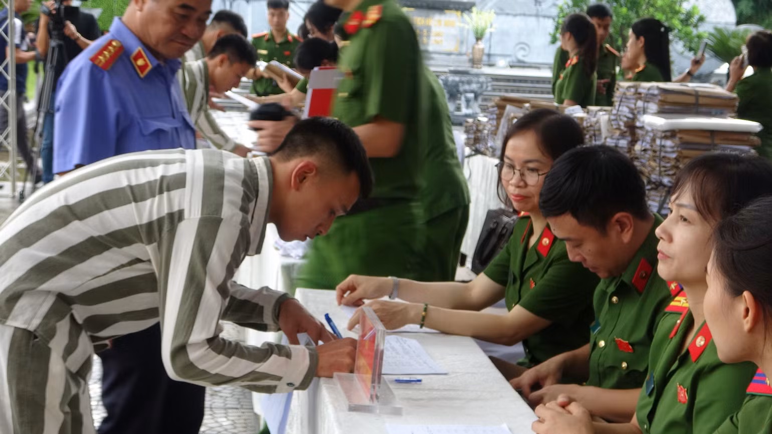 pham-nhan-lam-thu-tuc-nhan-the-cccd-va-tien-ho-tro1.jpg