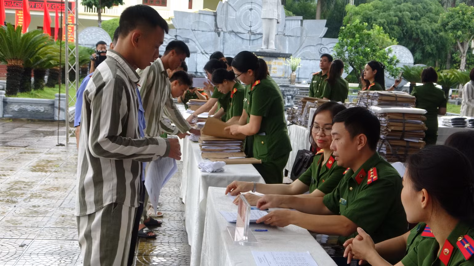 pham-nhan-lam-thu-tuc-nhan-the-cccd-va-tien-ho-tro2.jpg