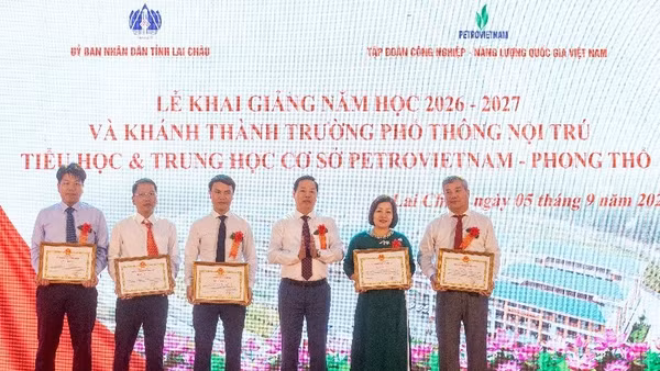 Đồng chí Hà Quang Trung, Chủ tịch Ủy ban nhân dân tỉnh Lai Châu tặng bằng khen cho đại diện Lãnh đạo Petrovietnam, Ban quản lý xây dựng tỉnh, Công ty Xây dựng số 6 (Nhà thầu thi công), Ủy ban nhân dân xã Phong Thổ. (Nguồn: PetroVietnam)