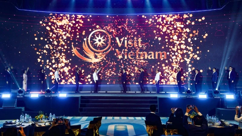Các đại biểu thực hiện nghi thức ra mắt nền tảng Visit Vietnam. (Ảnh: HOÀNG HÀ)
