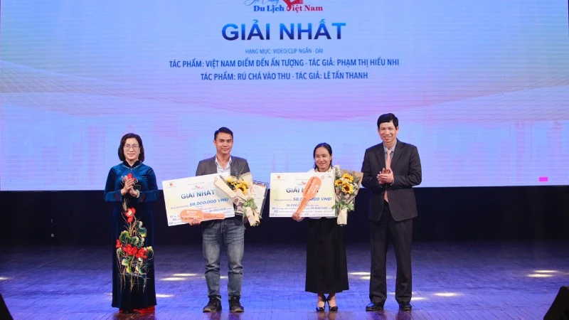 Trao giải Nhất hạng mục video/clip ngắn, dài cho các tác giả.
