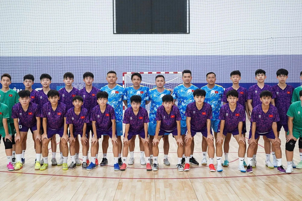 Ban huấn luyện cùng các tuyển thủ U16 futsal Việt Nam. (Ảnh: VFF)