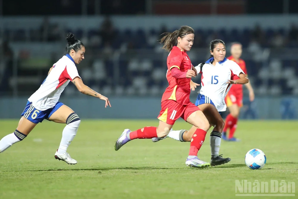 Các cầu thủ nữ Việt Nam thể hiện tinh thần thi đấu không bỏ cuộc, chiến đấu đến những phút cuối cùng.