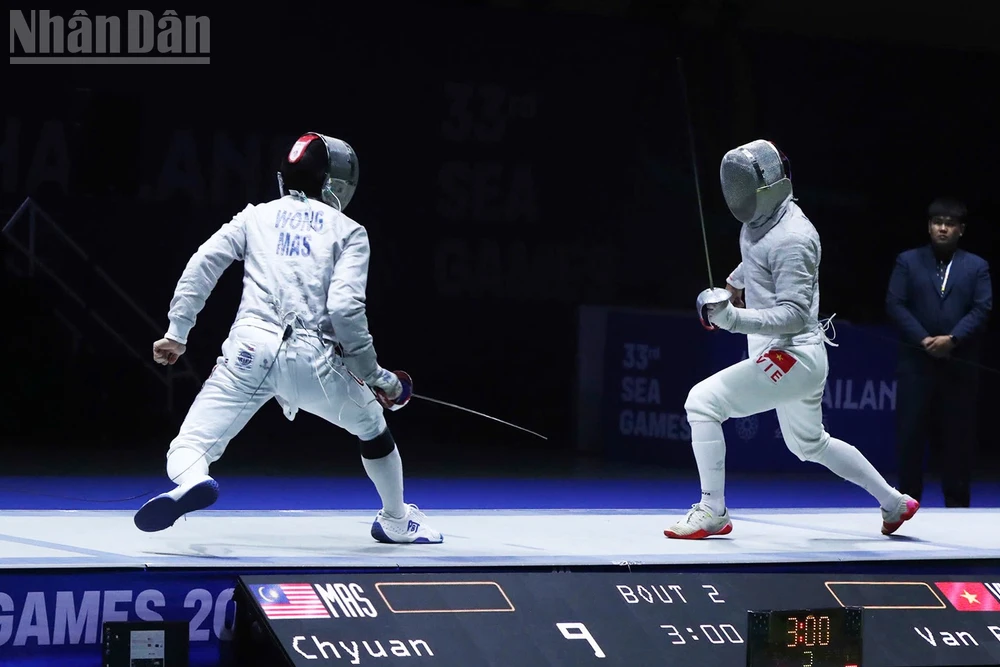 Nguyễn Xuân Lợi, Nguyễn Văn Quyết, Lê Văn Bang, Phan Ánh Dương giành Huy chương Vàng nội dung đồng đội nam môn kiếm chém sau khi vượt qua đối thủ đến từ Malaysia. (Ảnh: HOÀNG MINH)