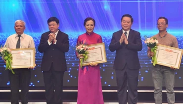 Trưởng ban Tuyên giáo Trung ương Nguyễn Trọng Nghĩa (thứ hai từ phải) và Chủ tịch Hội đồng Lý luận, phê bình văn học, nghệ thuật T.Ư Nguyễn Thế Kỷ (thứ hai từ trái) trao giải thưởng mức B năm 2023 cho các tác giả.