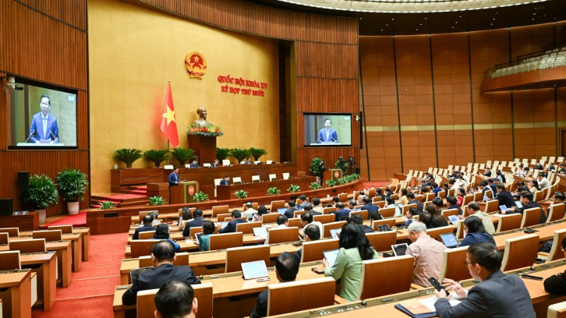 Quốc hội làm việc tại hội trường, nghe Tờ trình và Báo cáo thẩm tra dự án Luật sửa đổi, bổ sung một số điều của Luật Quản lý nợ công. (Ảnh: DUY LINH)