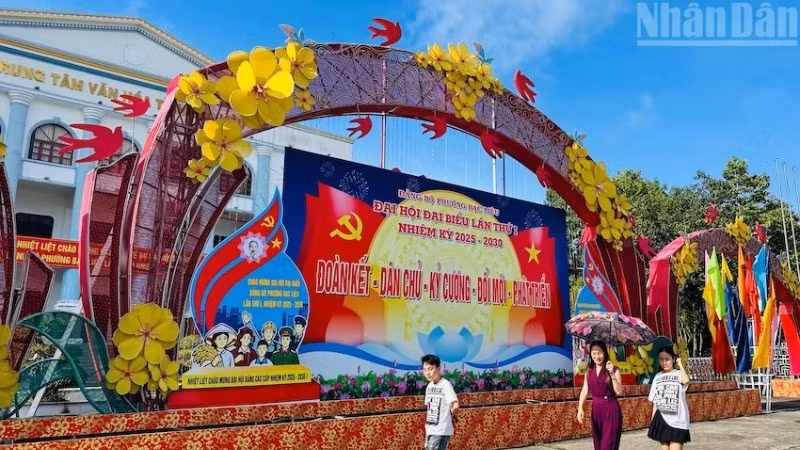 Từ phường Bạc Liêu đến các xã vùng xa, vùng ven biển không khí chuẩn bị Đại hội Đảng bộ cơ sở diễn ra khẩn trương, chu đáo, nhưng không phô trương, thiết thực, tiết kiệm. (Ảnh: TRỌNG DUY)