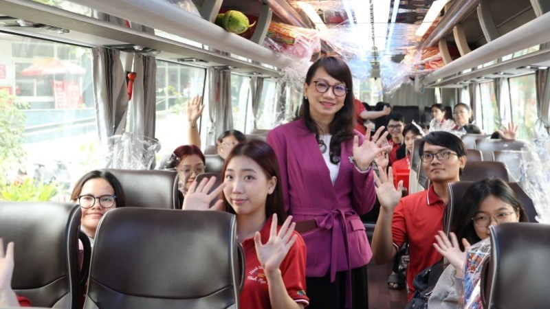 Giáo sư, Tiến sĩ Nguyễn Thị Thanh Mai, Giám đốc Đại học Quốc gia Thành phố Hồ Chí Minh, tiễn sinh viên về quê đón Tết.