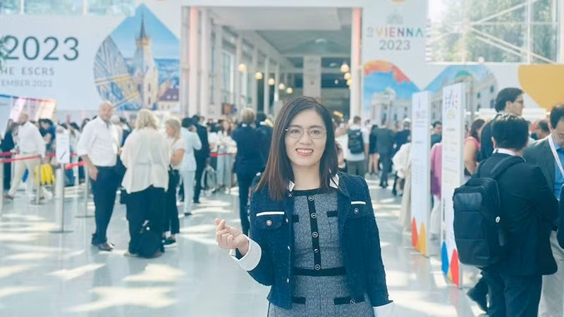 Giám đốc Bệnh viện Mắt Nam Quảng Trị, bác sĩ Bùi Thị Vân Anh trong chuyến tham dự Hội nghị phẫu thuật Thủy tinh thể và Khúc xạ châu Âu tại Vienna, Áo.
