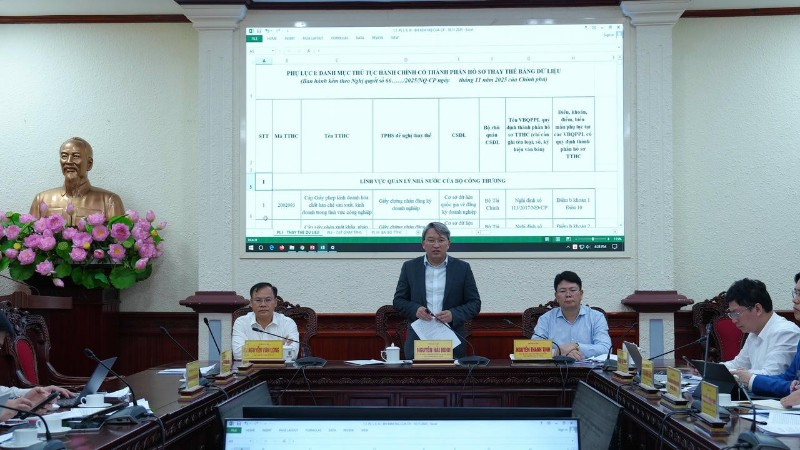 Bộ trưởng Tư pháp Nguyễn Hải Ninh chủ trì cuộc họp liên quan đến cắt giảm, đơn giản hóa thủ tục hành chính dựa trên dữ liệu. Ảnh: TL)