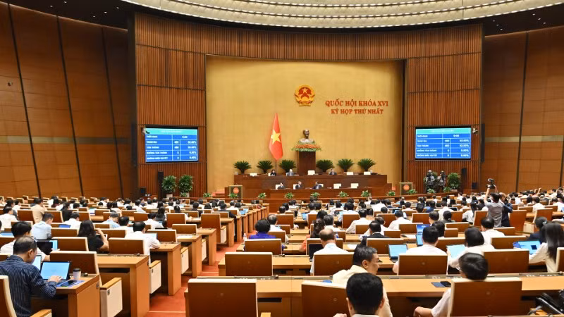 Quốc hội thông qua Nghị quyết về việc ban hành một số quy định về thuế bảo vệ môi trường, thuế giá trị gia tăng, thuế tiêu thụ đặc biệt đối với xăng, dầu và nhiên liệu bay. (Ảnh: THỦY NGUYÊN)