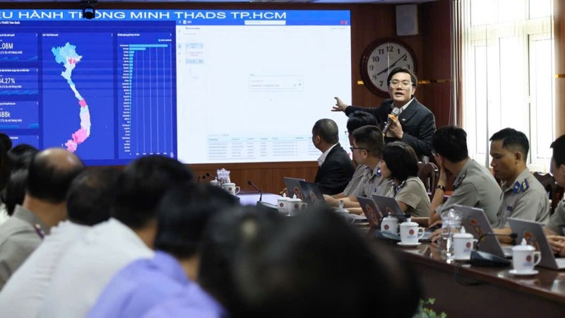 Cán bộ Thi hành án dân sự Thành phố Hồ Chí Minh giới thiệu Trung tâm điều hành thông minh hệ thống thi hành án dân sự.( Ảnh: TL)