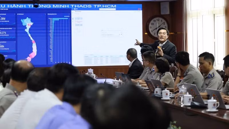 Cán bộ Thi hành án dân sự Thành phố Hồ Chí Minh giới thiệu Trung tâm điều hành thông minh hệ thống thi hành án dân sự.( Ảnh: TL)