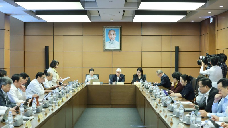 Đại biểu Quốc hội thảo luận ở tổ về chủ trương đầu tư Chương trình mục tiêu quốc gia hiện đại hóa, nâng cao chất lượng giáo dục và đào tạo giai đoạn 2026-2035. (Ảnh: DUY LINH)