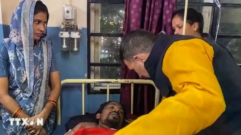 Bệnh nhân nhập viện do sử dụng nguồn nước ô nhiễm tại bang Madhya Pradesh, Ấn Độ ngày 31/12/2025. (Ảnh: ANI/TTXVN)