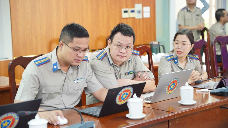 Cán bộ thi hành án dân sự trao đổi nghiệp vụ. (Ảnh tư liệu)