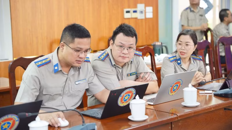 Cán bộ thi hành án dân sự trao đổi nghiệp vụ. (Ảnh tư liệu)