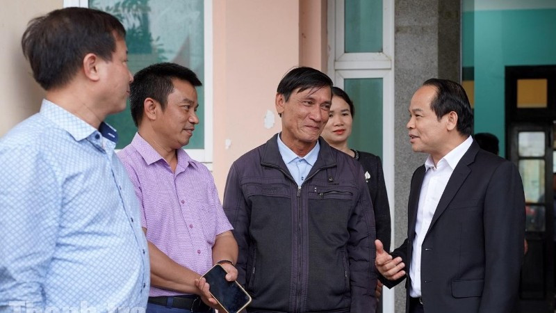 Cử tri thành phố Huế trao đổi với ứng cử viên Nguyễn Quốc Đoàn, Ủy viên Trung ương Đảng, Phó Tổng Thanh tra Thường trực Thanh tra Chính phủ sau buổi tiếp xúc cử tri đơn vị bầu cử số 2. (Ảnh: Minh Tân)