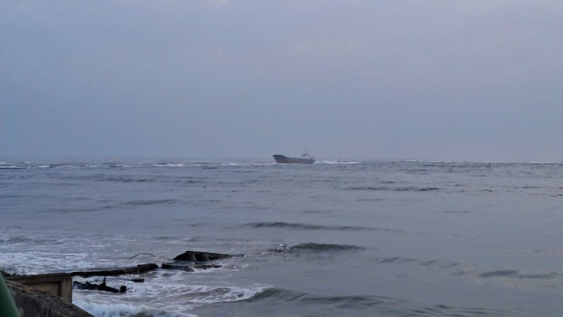 Tàu Thanh Thành Đạt 45 đang bị mắc cạn tại cảng Cửa Việt, tỉnh Quảng Trị.