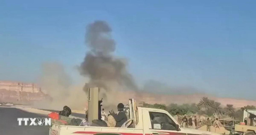 Khói bốc lên sau các cuộc không kích tại thành phố Mukalla, thủ phủ tỉnh Hadramawt, Yemen ngày 26/12/2025. (Ảnh: THX/TTXVN)