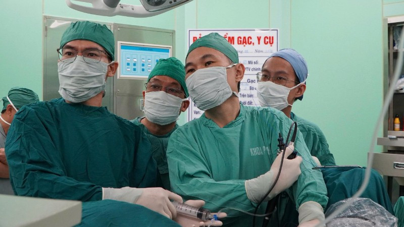 Các bác sĩ đang nội soi tán sỏi niệu quản bằng laser cho bệnh nhân N.M.H tại Bệnh viện đa khoa Vũng Tàu