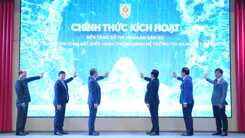 Phó Thủ tướng Chính phủ Hồ Quốc Dũng; Bộ trưởng Tư pháp Nguyễn Hải Ninh và các đại biểu nhấn nút kích hoạt Nền tảng số thi hành án dân sự và Trung tâm Giám sát, Điều hành thông minh Hệ thống thi hành án dân sự. (Ảnh: TL)