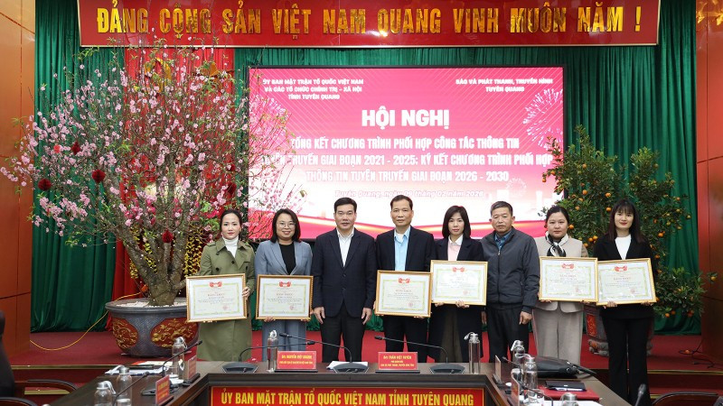 Lãnh đạo Ủy ban Mặt trận Tổ quốc Việt Nam tỉnh Tuyên Quang trao bằng khen cho các cá nhân có thành tích trong công tác phối hợp thông tin, tuyên truyền giai đoạn 2021-2025.