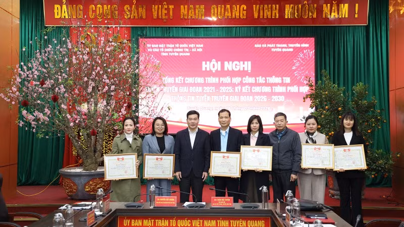 Lãnh đạo Ủy ban Mặt trận Tổ quốc Việt Nam tỉnh Tuyên Quang trao bằng khen cho các cá nhân có thành tích trong công tác phối hợp thông tin, tuyên truyền giai đoạn 2021-2025.