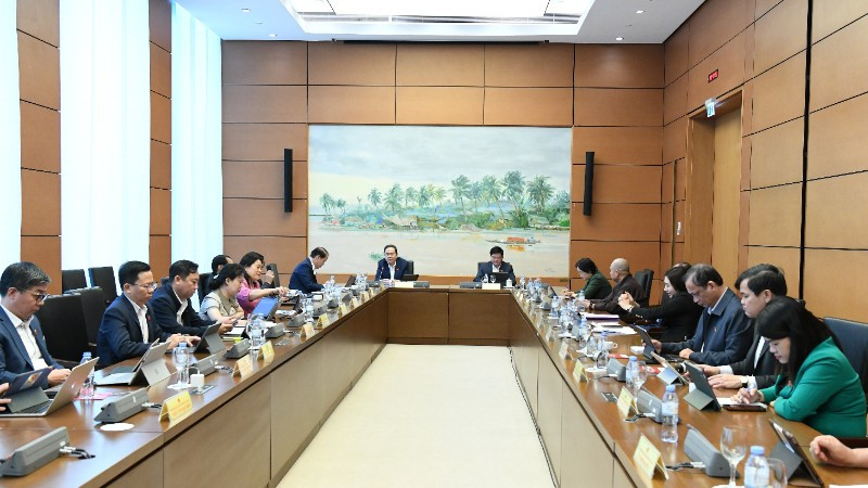 Đại biểu Quốc hội thảo luận tại tổ về dự án Luật sửa đổi, bổ sung một số điều của Luật Lý lịch tư pháp. (Ảnh: DUY LINH)