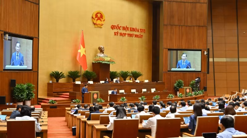 Quốc hội làm việc tại hội trường nghe Tờ trình và Báo cáo thẩm tra dự thảo Nghị quyết của Quốc hội về cơ chế phối hợp, chính sách đặc thù nâng cao hiệu quả phòng ngừa và giải quyết tranh chấp đầu tư quốc tế. (Ảnh: THỦY NGUYÊN)