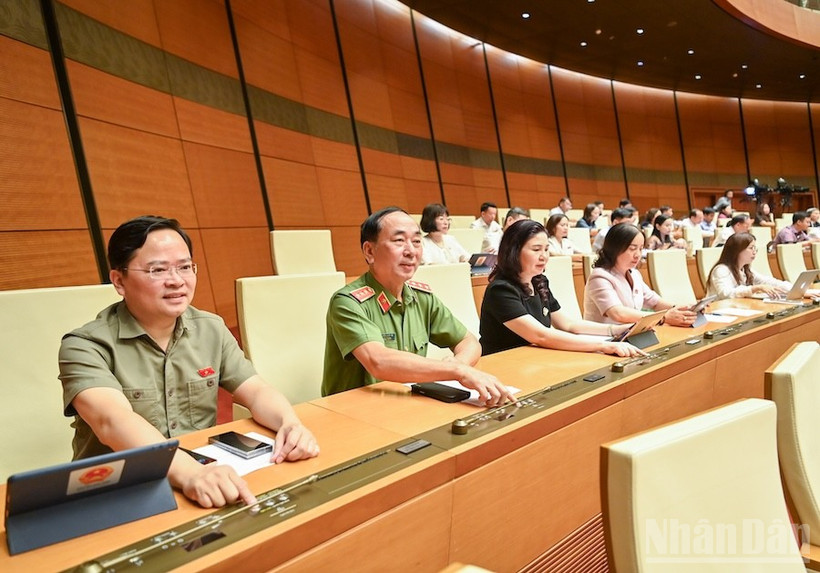 Đại biểu Quốc hội bấm nút thông qua Luật Quản lý và đầu tư vốn Nhà nước tại doanh nghiệp. (Ảnh: DUY LINH)