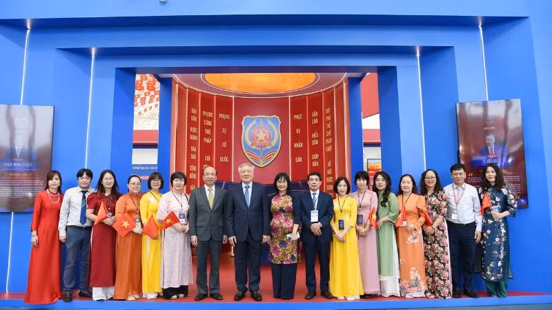 Phó Thủ tướng Thường trực Chính phủ Nguyễn Hoà Bình, Chủ tịch Viện Hàn lâm Khoa học xã hội Việt Nam Phan Chí Hiếu chụp ảnh lưu niệm cùng lãnh đạo và cán bộ của Bộ Tư pháp tại Triển lãm. (Ảnh: TH)