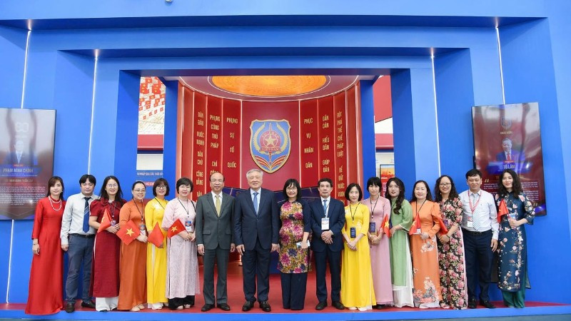 Phó Thủ tướng Thường trực Chính phủ Nguyễn Hoà Bình, Chủ tịch Viện Hàn lâm Khoa học xã hội Việt Nam Phan Chí Hiếu chụp ảnh lưu niệm cùng lãnh đạo và cán bộ của Bộ Tư pháp tại Triển lãm. (Ảnh: TH)