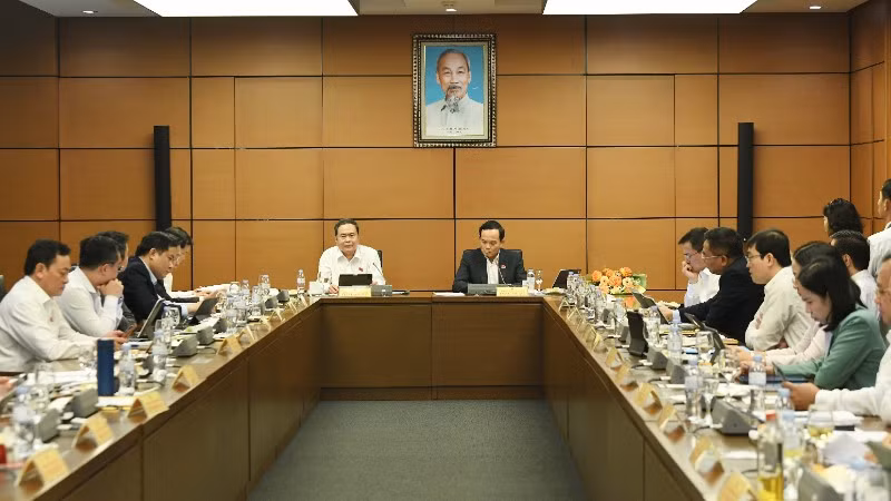 Đại biểu Quốc hội thảo luận tại tổ cho ý kiến về Dự án Luật Thủ đô (sửa đổi). (Ảnh: THỦY NGUYÊN)