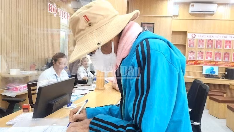 Người dân đến Trung tâm phục vụ hành chính công phường An Hải (thành phố Đà Nẵng) để thực hiện các giao dịch hành chính công. (Ảnh: ĐÌNH TĂNG)