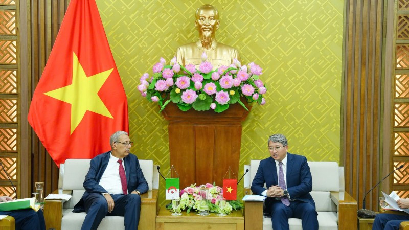 Bộ trưởng Tư pháp Nguyễn Hải Ninh tiếp ông Mohamed Regaz, Tổng Thư ký Bộ Tư pháp Algeria. (Ảnh: TH)