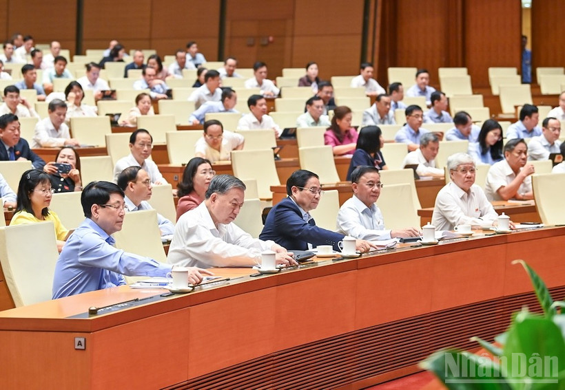 Đại biểu Quốc hội bấm nút thông qua sửa đổi, bổ sung một số điều của Hiến pháp. (Ảnh: DUY LINH)