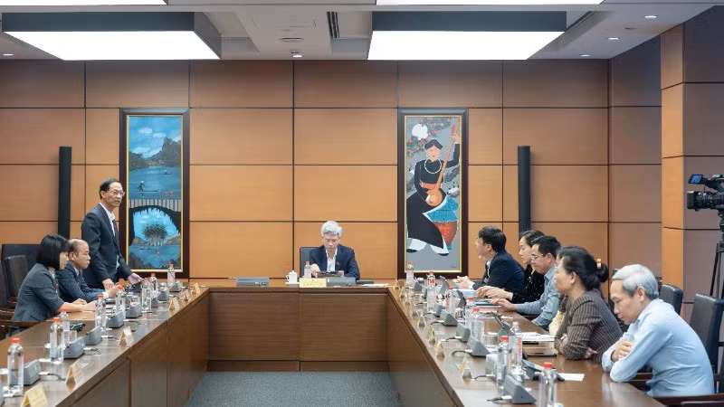 Đại biểu Quốc hội thảo luận tại tổ về Dự án Luật Tiết kiệm, chống lãng phí (sửa đổi). (Ảnh: QH)