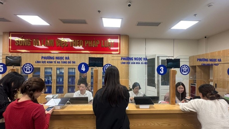 Khi dữ liệu được thay thế, việc yêu cầu người dân, doanh nghiệp xuất trình giấy tờ sẽ không còn cần thiết, góp phần tiết kiệm thời gian, chi phí và gánh nặng thực hiện chứng thực bản sao của Ủy ban nhân dân cấp xã. (Ảnh minh họa. Nguồn: TH)